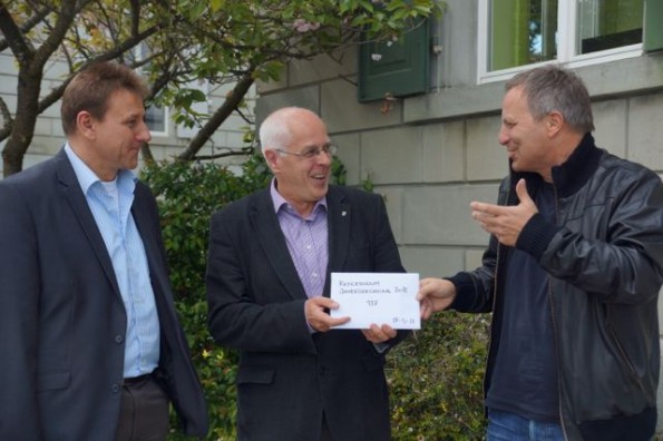 Drei Kantonsräte: Edgar Bischof (links) - Walter Grob nimmt die Unterschriftenbogen von Christian Meng entgegen. 