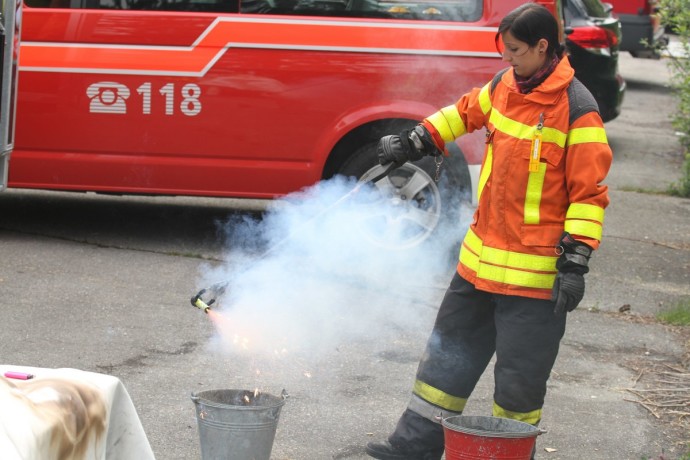 Feuerwehr auch für Frauen - Jasmin Albendiz zeigt wie Feuerwerk geloescht wird