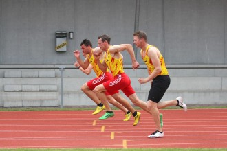 Die Männer sprinten zum Erfolg.