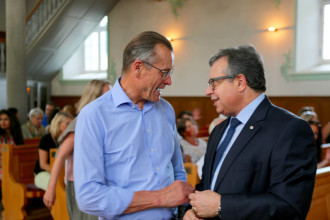 Der alte und der neue Rektor auf einem Bild vereint: Willi Eugster und Michael Zurwerra.