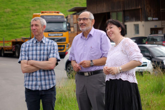 Kurt Ulmann zusammen mit seiner Nachfolgerin und Kurt Knöpfel vom Kanton.