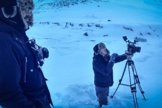 Aufnahmen bei minus 19 °C, mit Drohnenpilot Samuel Kellenberger und Kameramann und Regisseur Thomas Lüchinger. Foto: zVg