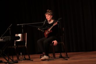 Nach der Hauptversammlung der Lesegesellschaft spielte Femi Luna. Fotos: Samuel Liu