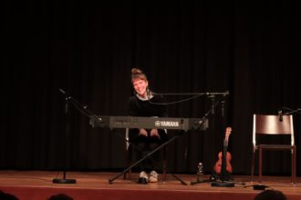 Nach der Hauptversammlung der Lesegesellschaft spielte Femi Luna. Fotos: Samuel Liu