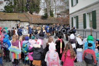 Das Konzert der Tüüfner Südwörscht vor dem Schulhaus Dorf. Fotos: tiz
