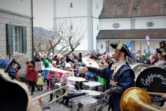 Das Konzert der Tüüfner Südwörscht vor dem Schulhaus Dorf.