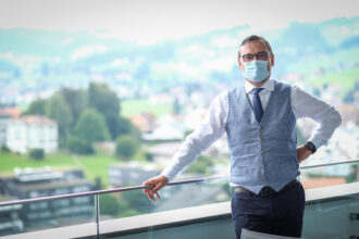 Der Teufner Peder Koch setzt als CEO der Berit Klinik auf eine strikte Anti-Corona-Strategie. Wichtiger Teil davon: Eine generelle Maskenpflicht. Fotos: tiz