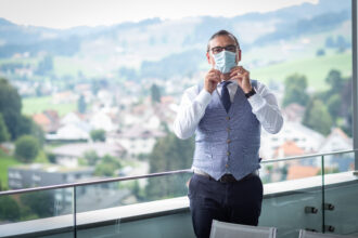 Der Teufner Peder Koch setzt als CEO der Berit Klinik auf eine strikte Anti-Corona-Strategie. Wichtiger Teil davon: Eine generelle Maskenpflicht.