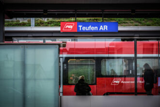 Aus «Teufen» wird «Teufen AR»: Das neue Schild beim Bahnhof Teufen beugt Verwechslungen mit dem Zürcher Namensvetter vor. Fotos: tiz