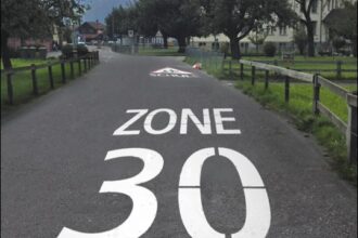 Innerhalb der Tempo-30-Zone sorgen bauliche Massnahmen für die Einhaltung der Geschwindigkeitsbegrenzung. 