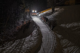 4:30 Uhr: Noch fällt Regen statt Schnee. Trotzdem ist Ruedi Graf bereits unterwegs. Er befreit die Strasse vom Matsch und streut die erste Schicht Salz, um Eisbildung möglichst zu verhindern. Fotos: tiz