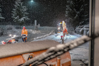 6:45 Uhr: Besammlung beim Werkhof. Es gibt einen Kaffee und eine kurze Lagebesprechung. Leiter Kurt Keller: «Der Schnee kommt wie angekündigt. Wir müssen nachher gleich wieder raus.»