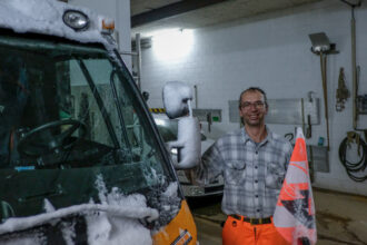 Für einmal ohne Maske: Unser Chauffeur Ruedi Graf. Heuer ist sein dritter Winter beim Werkhof und Tiefbauamt – und sein zweiter im grössten Fahrzeug. Davor war er in der Stadt St. Gallen tätig. «Mir gefällt es hier sehr – auch wegen des super Teams. Manchmal wünsche ich mir aber, dass unsere Arbeit etwas mehr geschätzt würde.»