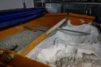 Die orange Kiste auf der Tragfläche des «Aebi» hat zwei Kammern: Eine für Streusalz, eine für Split. Das Salz wird beim Verteilen mit Sole gemischt, um es klebriger zu machen. Kies wird nur im Notfall gestreut – bei Eisregen zum Beispiel.