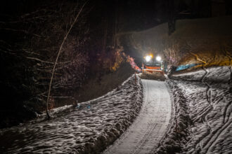 4:30 Uhr: Noch fällt Regen statt Schnee. Trotzdem ist Ruedi Graf bereits unterwegs. Er befreit die Strasse vom Matsch und streut die erste Schicht Salz, um Eisbildung möglichst zu verhindern.