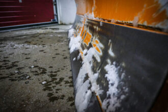 Dem Pflug bzw. Schild sieht man den täglichen Kampf gegen Schnee und Eis an. Es ist der grösste der Flotte mit einer Länge von 2,80 Metern.