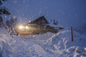 Und tatsächlich: Seit der ersten Tour sind kaum mehr als drei Stunden vergangen, aber auf der Schäflisegg liegen schon wieder rund 20 Zentimeter Schnee.