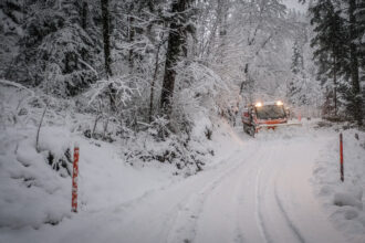 Auch Naturstrassen gehören zur «Hügeltour». Wie hier im Brandtobel. Dabei wird kein Salz verstreut und der Pflug übt weniger Druck auf den Boden aus. So bleibt die «Schneebrücke» und damit der Kiesbelag intakt.