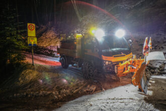 Unten an der Bubenrüti angelangt, steigt der Chauffeur aus. Grund ist ein kurzer Kettencheck. «Das sind sozusagen unsere Lebensversicherungen.»