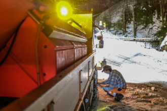 Unten an der Bubenrüti angelangt, steigt der Chauffeur aus. Grund ist ein kurzer Kettencheck. «Das sind sozusagen unsere Lebensversicherungen.»