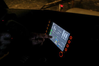 Alle Informationen auf einen Blick auf dem Bildschirm an der Mittelkonsole: Höhe und Bodendruck des Schilds (Schneepflug), Fahrwerk, Salzstreuer, Temperatur, Treibstoff, Geschwindigkeit.