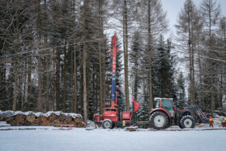 Der Seilkran kann Lasten von bis zu 2 Tonnen transportieren. In diesem steilen Gelände ein grosser Vorteil. Fotos: tiz