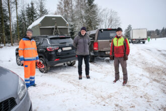 Revierförster Thomas Wenk mit Gemeinderat Peter Renn und Urs Kellenberger, Leiter Infrastruktur und Werkbetriebe (von rechts nach links).