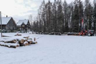 Da der Boden hier nicht verletzt werden darf, wurde der Seilkran mit Gegengewichten gesichert.