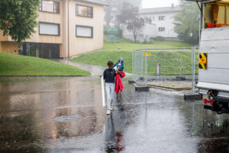 Trotz Regen wurde heute Vormittag schon fleissig gezügelt. Auch die Lernenden packten mit an.
