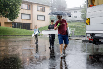 Trotz Regen wurde heute Vormittag schon fleissig gezügelt. Auch die Lernenden packten mit an.