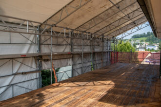 Die Gruppenunterkunft Alpstein ist seit zwei Wochen eingerüstet. Bis Ende Oktober wird hier das Dach saniert – inklusive PV-Anlage.
