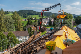 Die Gruppenunterkunft Alpstein ist seit zwei Wochen eingerüstet. Bis Ende Oktober wird hier das Dach saniert – inklusive PV-Anlage.