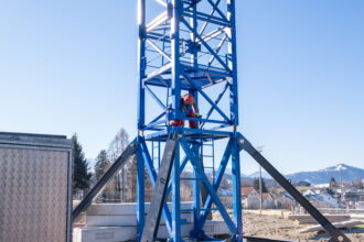 Der rund 40 Meter hohe Oberdrehkran bleibt für die restliche Bauzeit an Ort und Stelle.