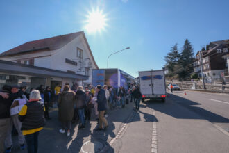 Die langersehnte Ankunft der beiden Cars kurz nach 14 Uhr am Donnerstagnachmittag. Sie transportierten 120 Flüchtende aus der Ukraine (Lemberg) nach Teufen.