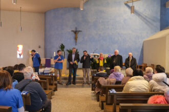 Begrüsst werden die Gäste in der Kirche. Die Ansprachen und Gebete werden von einem freiwilligen Dolmetscher übersetzt.