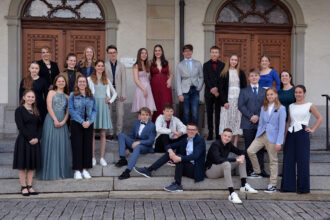 Stehend von links nach rechts: Alina Friederich, Anne-Sophie Künzi, Pfarrerin Andrea Anker, Mona Naef, Yara Wiedemann, Rebekka Geyer, Nina Walser, Anna Zürcher, Quinten Link, Sarah Mayer, Nina Sanwald, Lauro Schmid, Linus Müller, Matilda Stadler, Tobias Preisig, Luzia Giger, Yves Regier, Jugendarbeiterin Simone Mayrhofer, Marlene Bruderer. Sitzend von links nach rechts: Sven Regier, Lars Neff, Silvan Sutter, Marlon Rauber. Fotos: Karin Kuhn-Nüesch