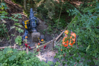 Forstwart-Lehrlingae bauen eine neue Brücke über den Blattenbach. Fotos: tiz