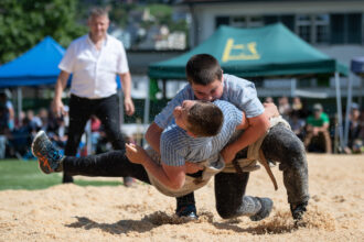 Manuel Albin (oben mit dem siegbringenden Wurf.