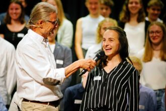 Fritz Bischoff führte durch den Abend und interviewte Protagonisten, hier die Leichtathletin Chiara Lenzi.