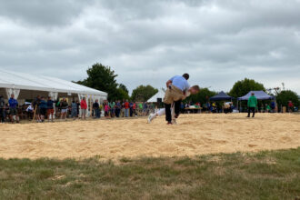 Sandro Nüesch (vorne) mit einem Fusstich