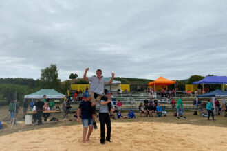 Silvan Sutter wird nach dem Schlussgang geschultert