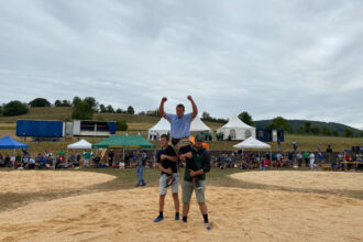 Sandro Nüesch lässt sich feiern