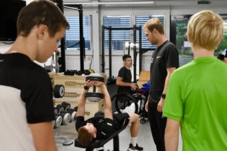 Trainer Mirco Gähler erteilt im Kraftraum Anweisungen.
