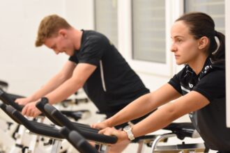 Ein Sportschüler und eine Sportschülerin beim frühmorgendlichen Velofahren. Fotos: zVg
