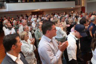 Standing Ovation mit Nationalrat David Zuberbühler und Ständerat Andrea Caroni vorne