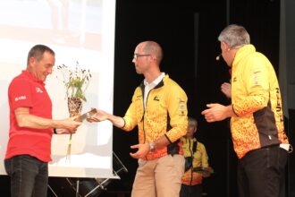 Trainer Karl Wyler wird vom LA Präsidenten Roman Wagner geehrt.