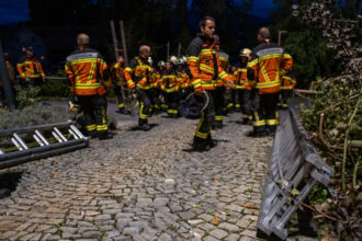 Die Leitern liegen bereit: Um 19:30 ist Besammlung der beiden Löschzüge auf dem Hätschen. Fotos: tiz