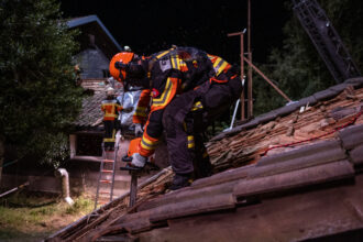 Sind die Ziegel weg, kommt die Motorsäge zum Einsatz. Auch dabei gilt: Es wird nur geschnitten, was nicht statisch relevant ist.