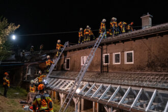 An den offenen Dachschneisen kann nun auch eine «Feuerlektion» gegeben werden. Worauf muss im Ernstfall geachtet werden?