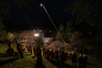 Vor der Übung werden die Feuerwehrleute in die Arbeiten eingeführt. Dabei geht es vor allem um das Thema Sicherheit: «Seid vorsichtige mit der Motorsäge. Senkt das Blatt nicht zu tief ein. Im Dach können diverse Materialien verbaut sein, die der Säge Mühe machen. Isolation zum Beispiel.»